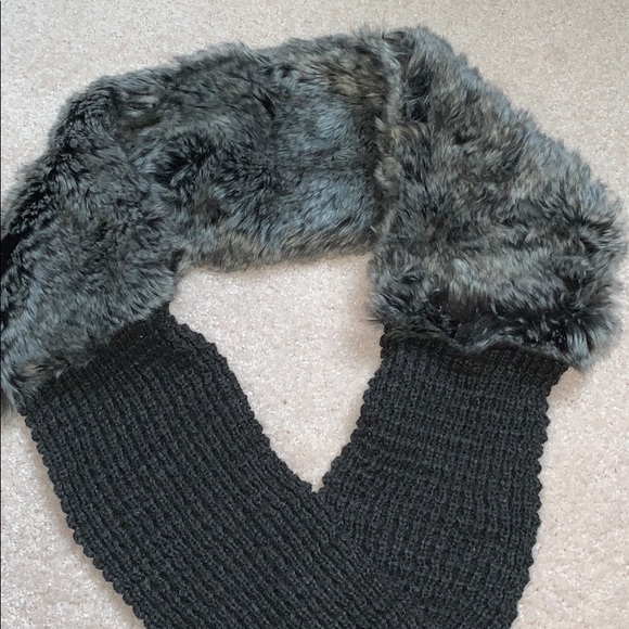 ✨FREE w/ Purchase✨Indigo Faux Fur & Knit Scarf - Picture 2 of 3